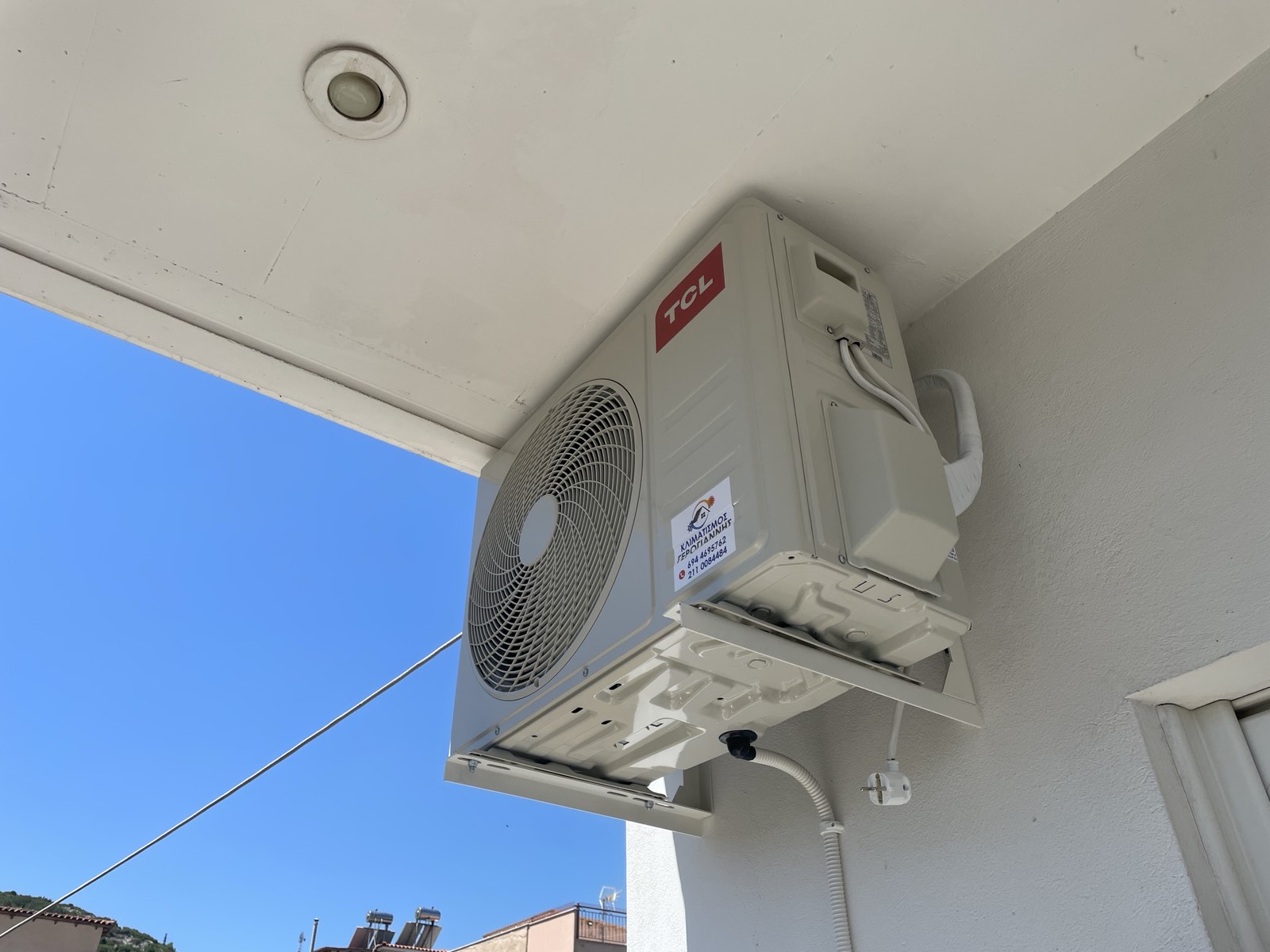 Εξωτερική μονάδα TCL σε βάσεις τοίχου κάτω από μπαλκόνι
